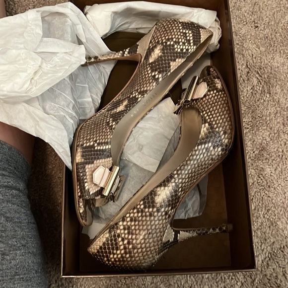 Womens Gucci sandal, in great condition python leather. - Picture 8 of 9